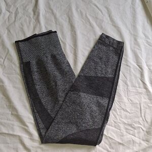 PINK Victoria's Secret Seamless Leggings in Gray and Black